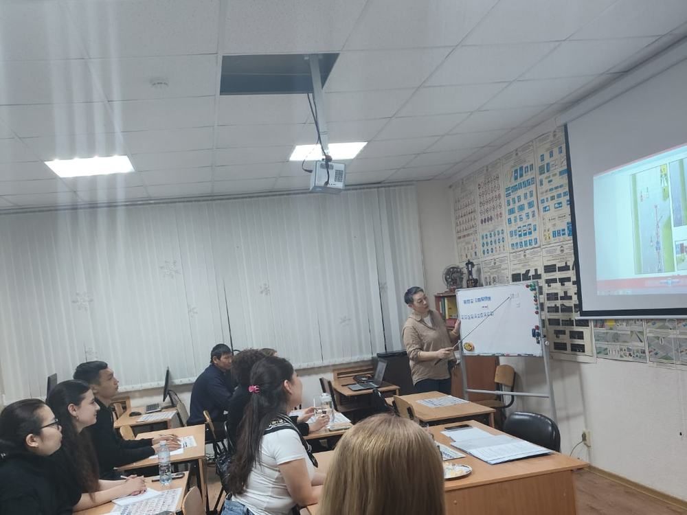 Занятие по теории ПДД в классе автошколы «Профиум»