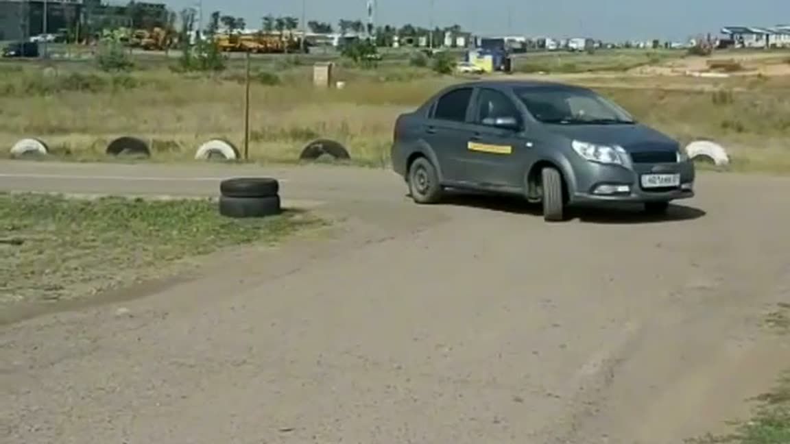 Учебный автомобиль автошколы «Профиум» на автодроме