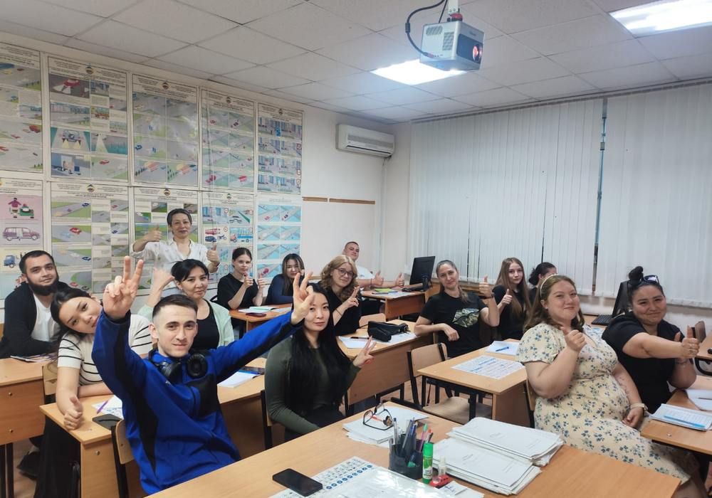 Группа курсантов автошколы «Профиум» после сдачи экзамена